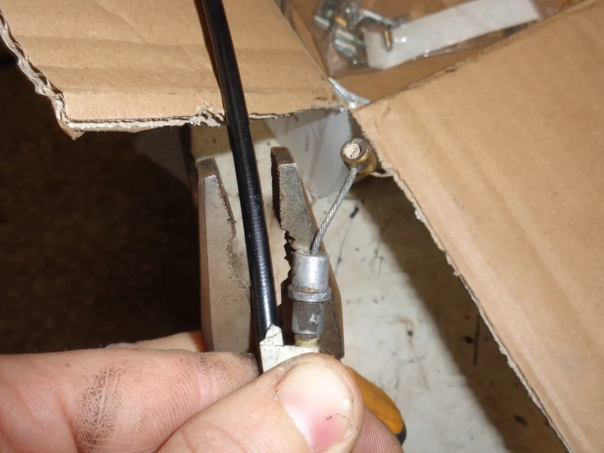 emparejamiento de cables de vespino con fundas de calbes nuevas recien cortadas.