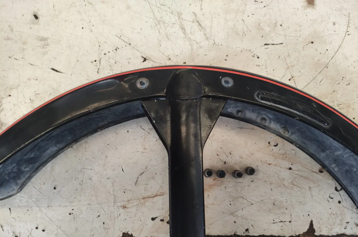 Guardabarros delantero de Vespino con el puente solocado en su sitio a falta de atornillarlo