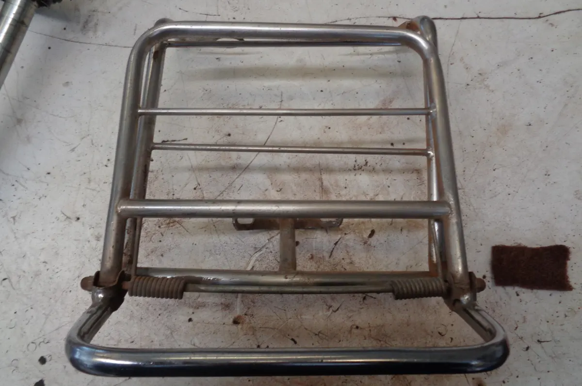 Portabultos de Vespino oxidado sobre una mesa tras limpiarlo con Lana de Roca