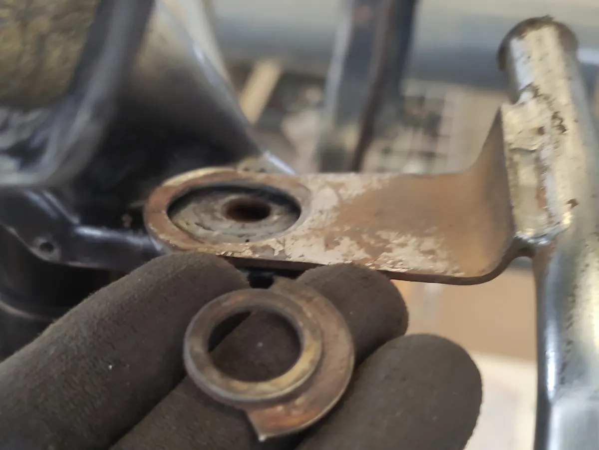 Detalle de la arandela superior del portabultos de vespino con un ala rota