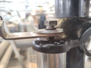 Reparación del tornillo superior de suspensión de Vespino con su arandela de portabultos frontal previo a ser montado