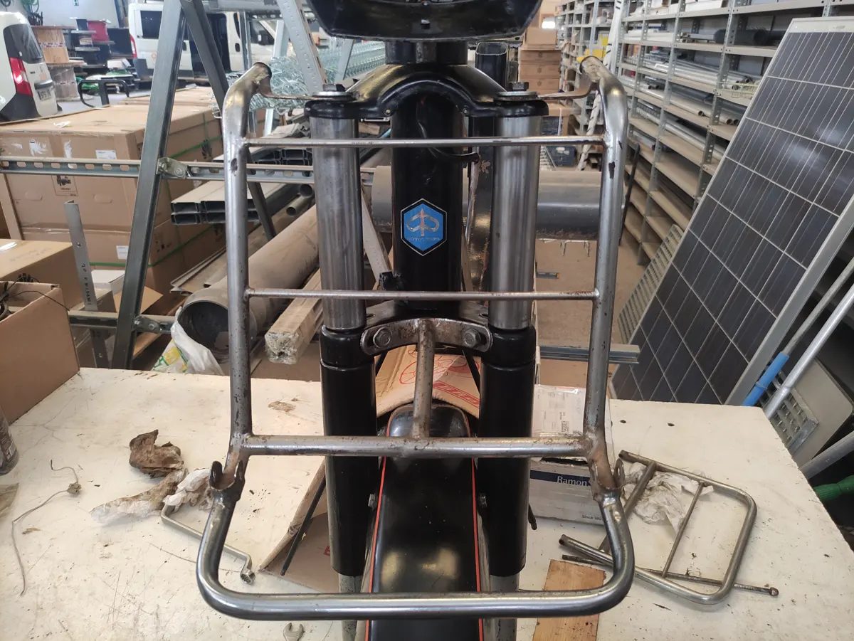 Portabultos restaurado de Vespino montado en su frontal