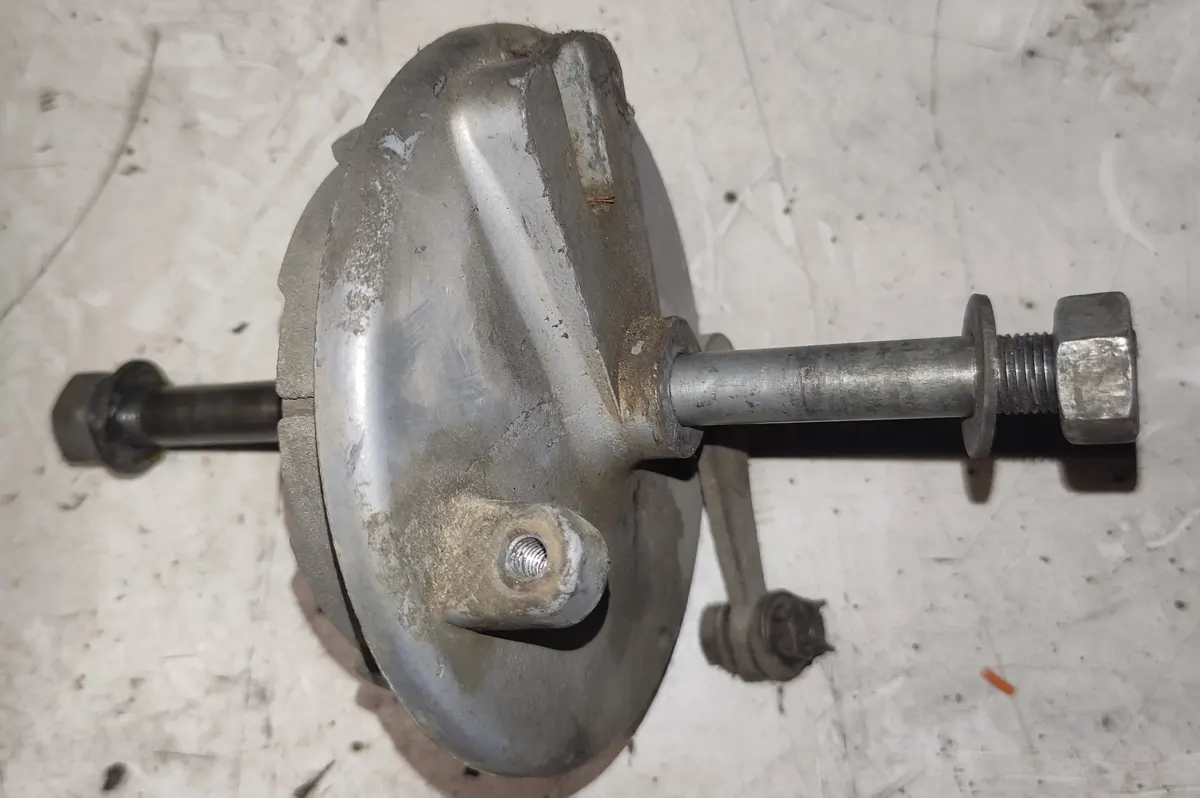 Portazapatas de vespino sobre una mesa previo a ser restaurado