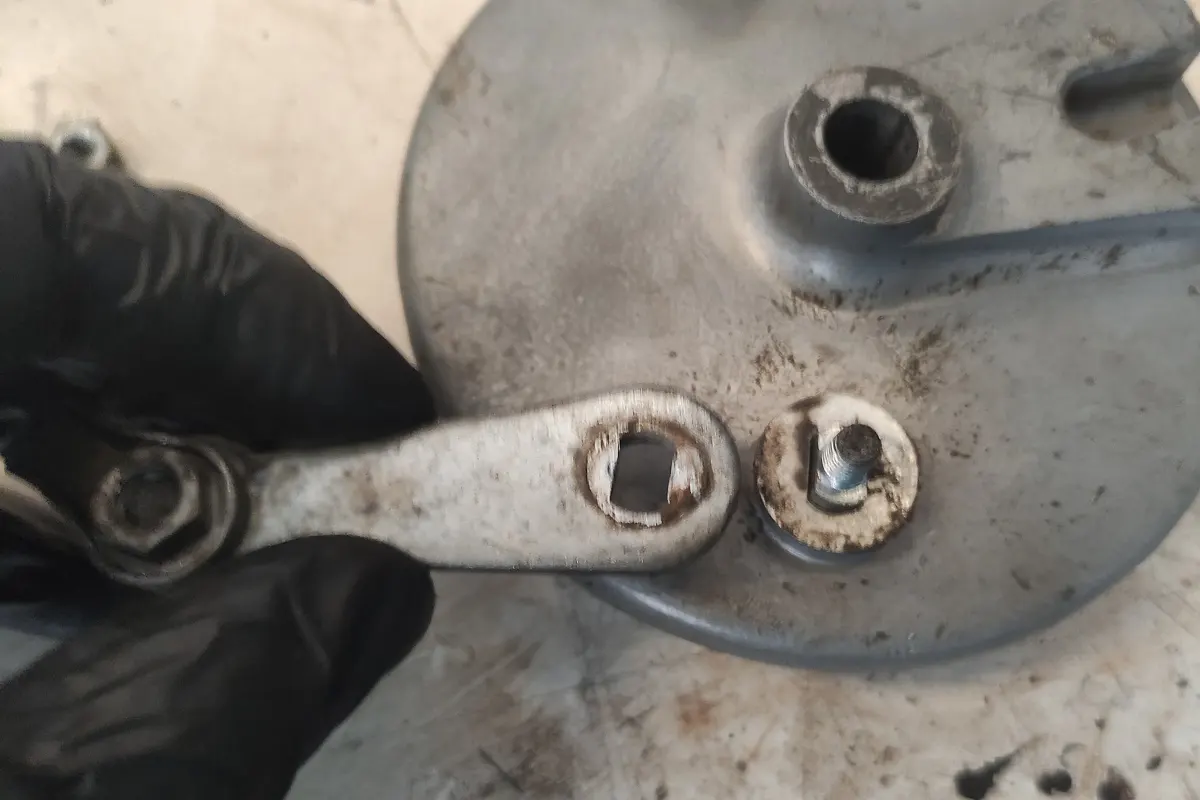 Detalle de la retirada de la leva de freno delantera de un vespino