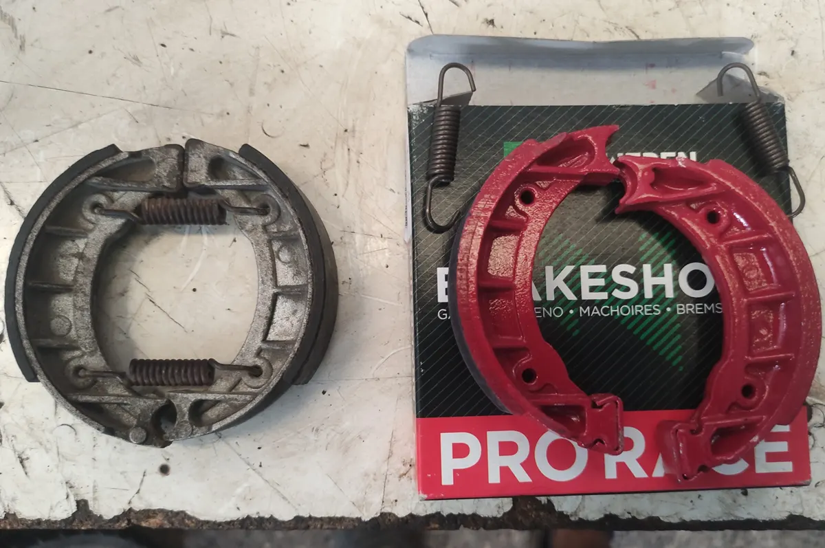 dos juegos de mordazas de Vespino sobre la mesa para sustituir