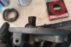 Tetón de giro de un portazapatas delantero de Vespino con el eje engrasado, en proceso de restauración