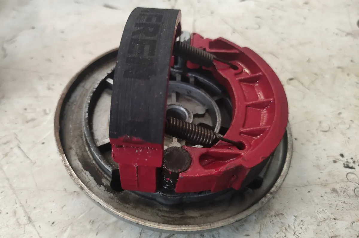 Detalle del proceso de montaje de una mordazas de freno delanteras de un vespino