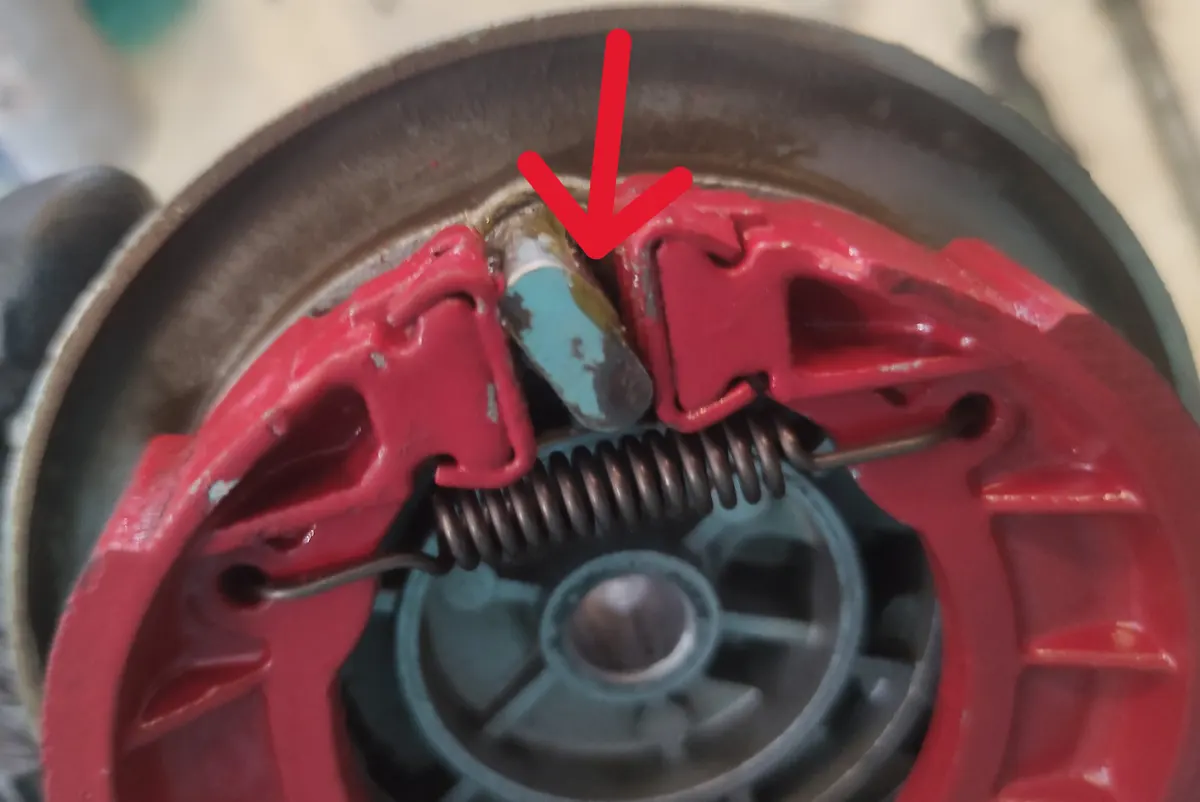 Detalle del punto en que debe engrasarse una leva de freno de vespino