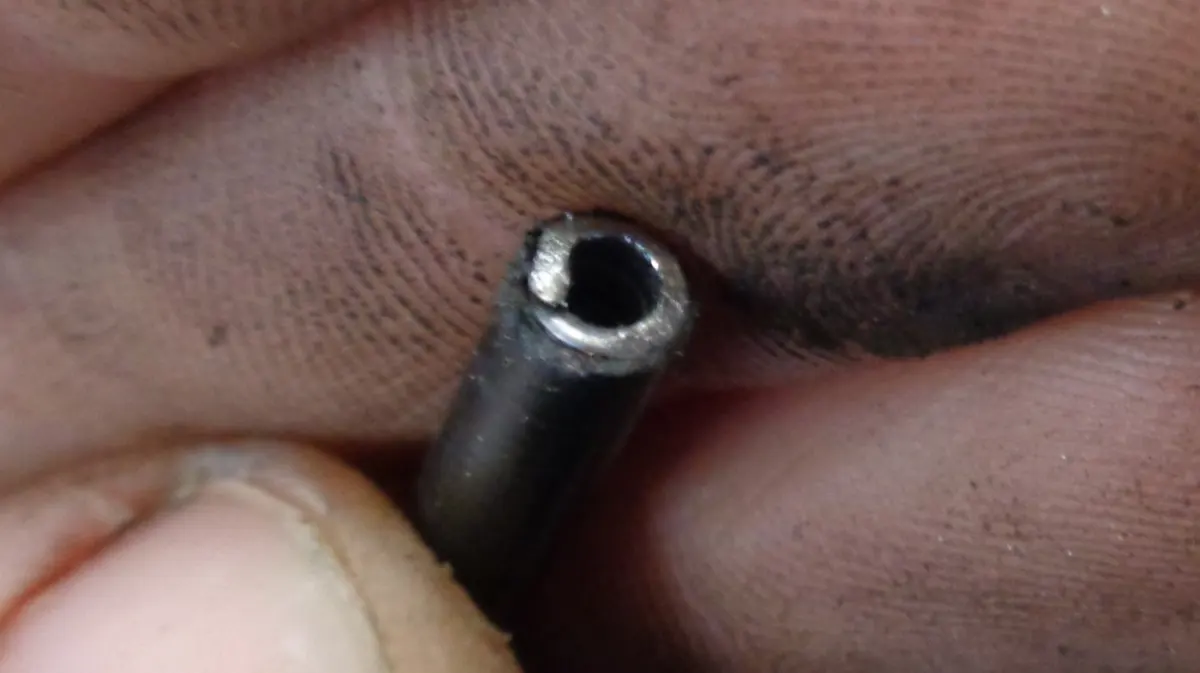 Extremo de funda de cable de moto eliminadas las rebabas y listo para montarse