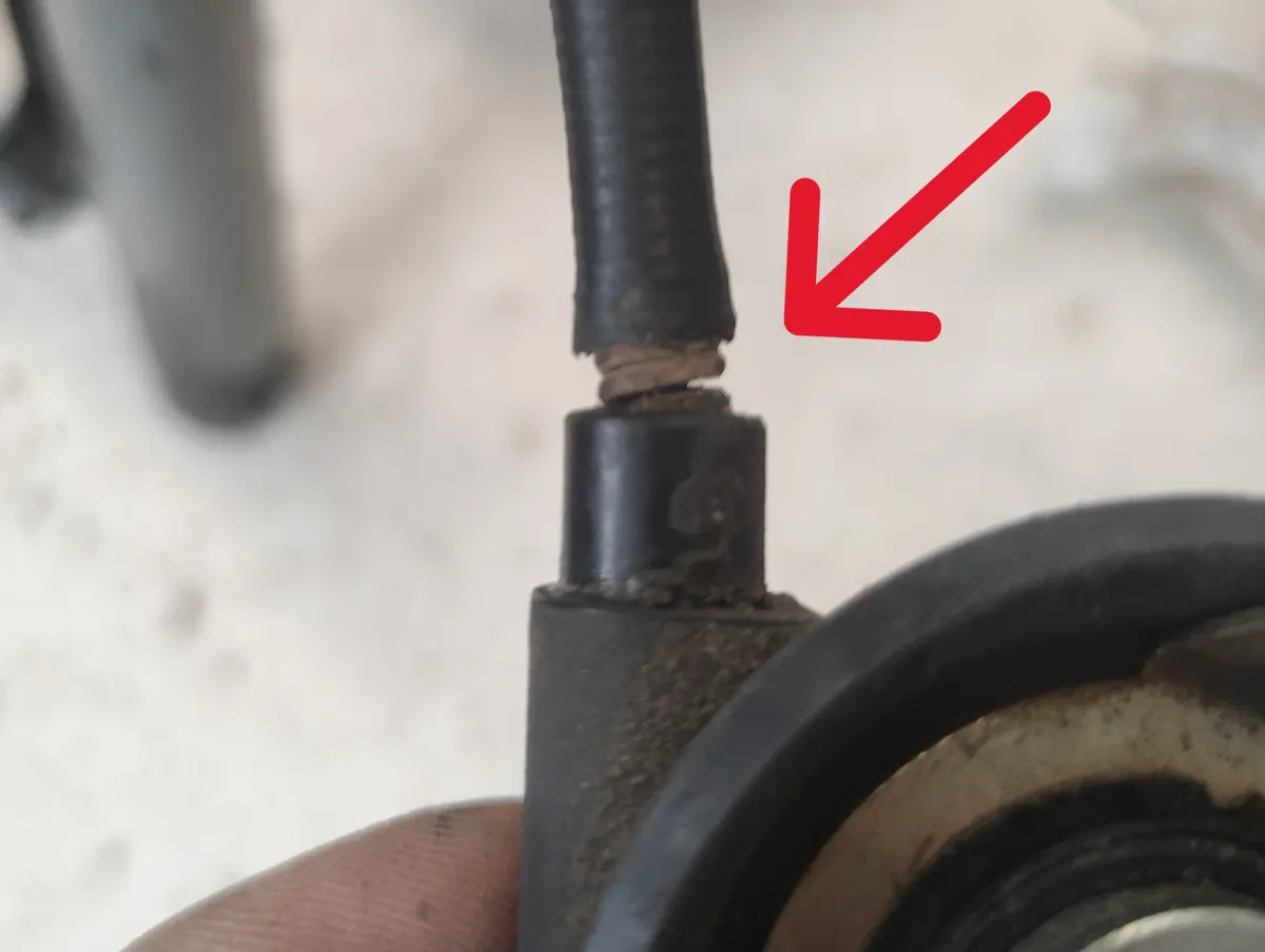 Detalle del punto en que la funda de la sirga del CuentaKilómetros del Vespino se ve al aire