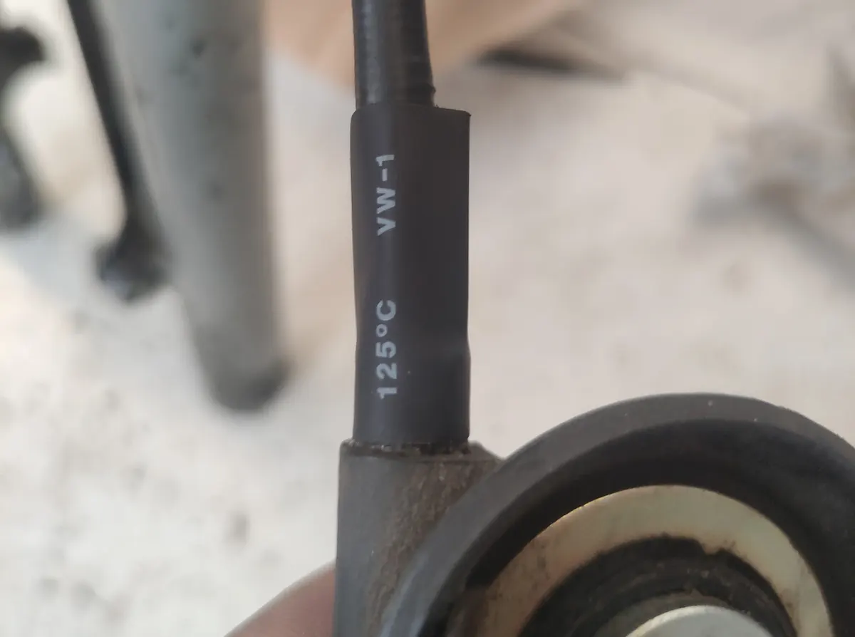 Termoretractil en funda de cable del cuentakilómetros de un vespino