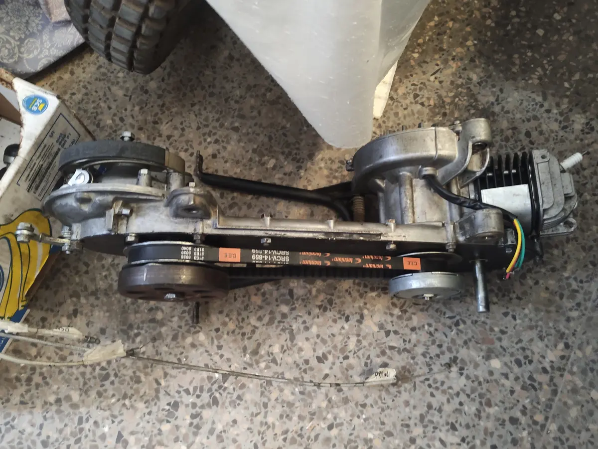 Motor de vespino SC sobre el suelo restaurado