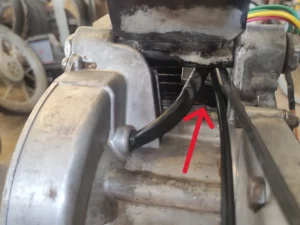 Detalle de la posición de los cables del motor y del chasis del vespino entre ambos