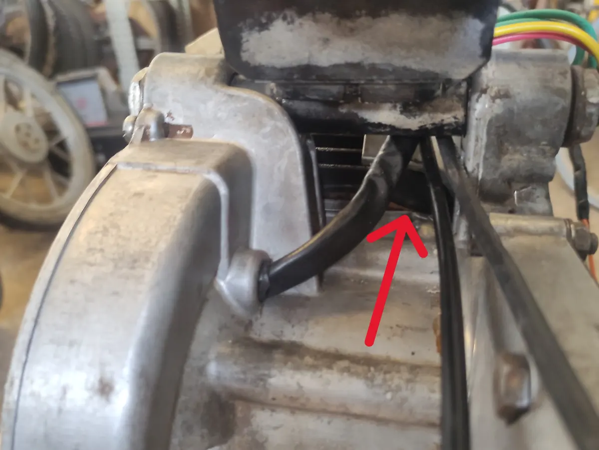 Detalle de la posición de los cables del motor y del chasis del vespino entre ambos