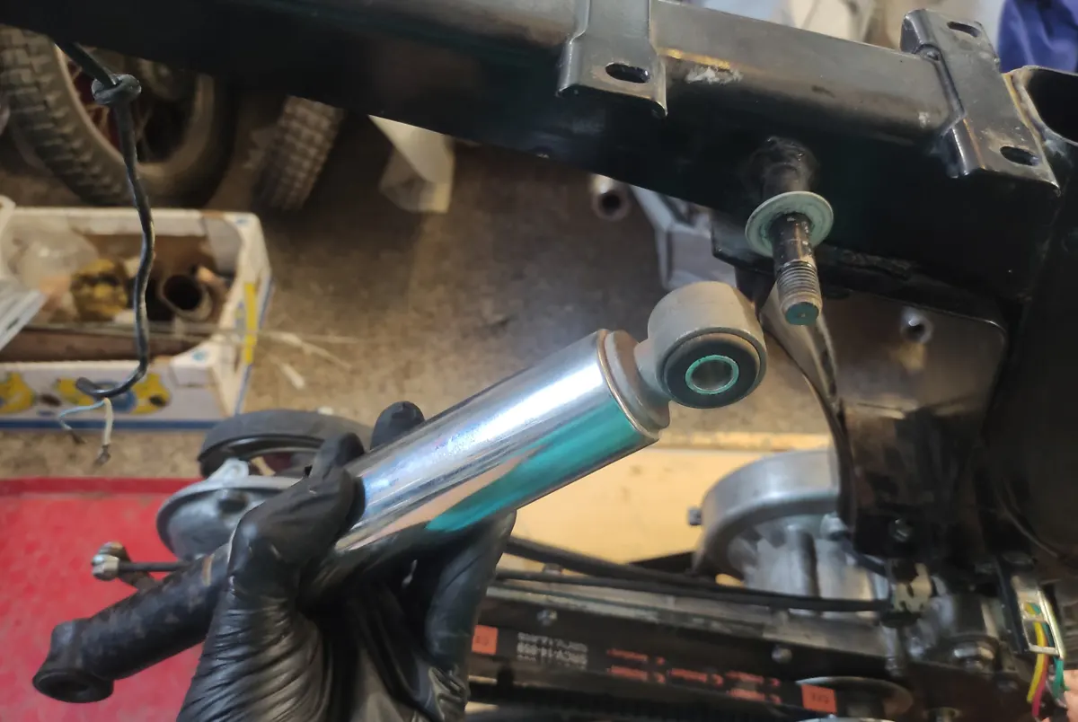 Detalle del anclaje del amortiguador trasero en su unión al chasis