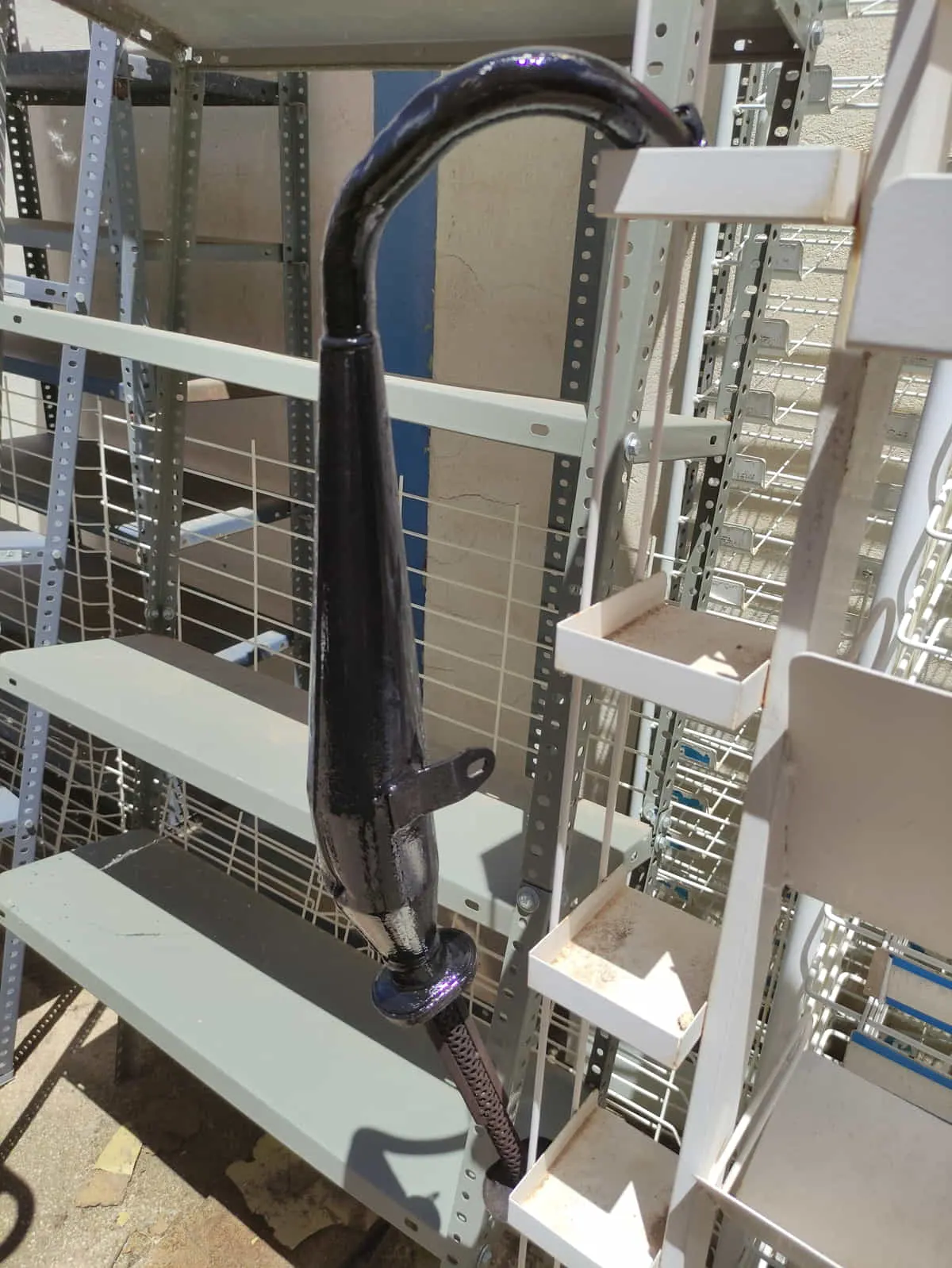 Escape de vespino pintado y secandose al sol