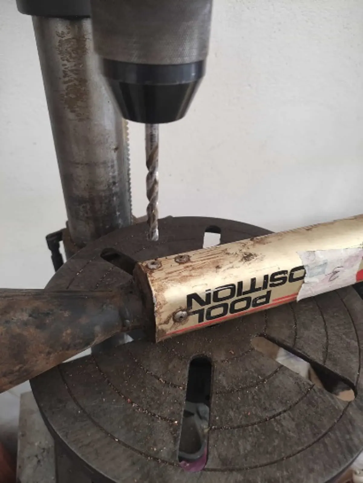 Eliminación de remaches de sordina de escape de vespino