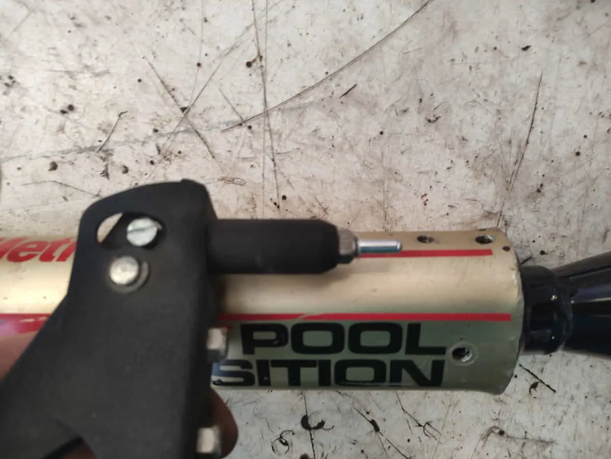 Montaje de Remaches en Sordina de Escape de Vespino