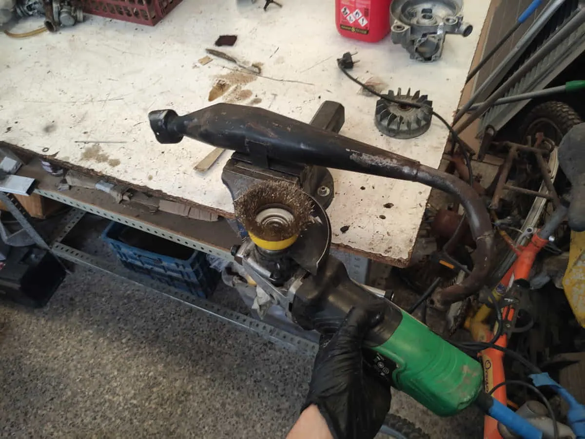 Limpieza de Escape de Vespino con Disco De Puas