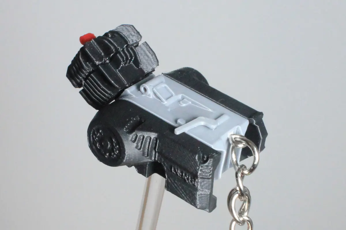 Vista perspectiva de llavero de Derbi Variant Botón Rojo