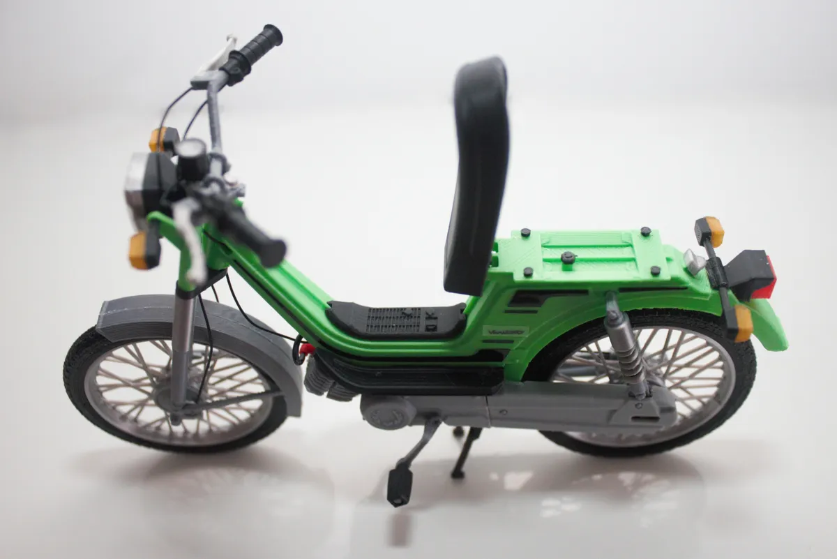 Detalles del asiento movil de la maqueta de Derbi Variant de 1977