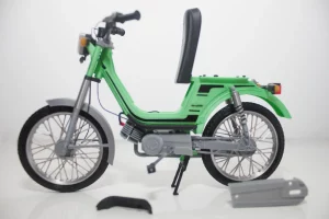 vista lateral izquierda de la maqueta de derbi variant del 77 con piezas retiradas