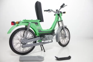 vista lateral derecha de la maqueta de derbi variant del 77 con piezas retiradas