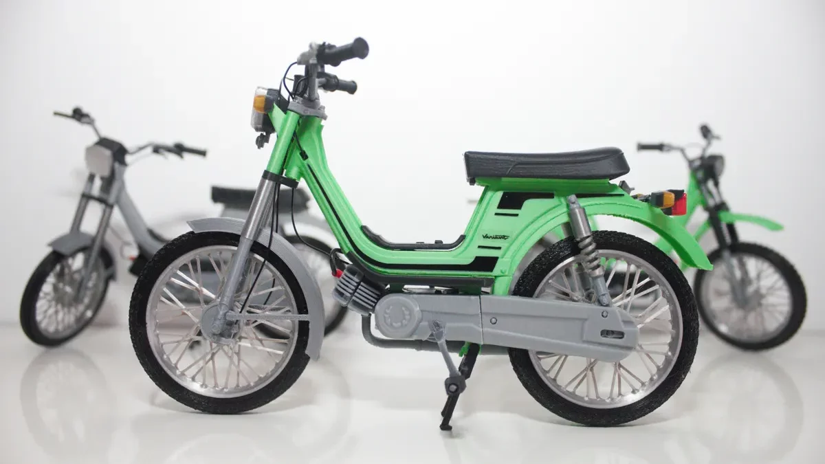 Maqueta Derbi Variant del 77 y detrás de ella SL segunda serie y TT del 78