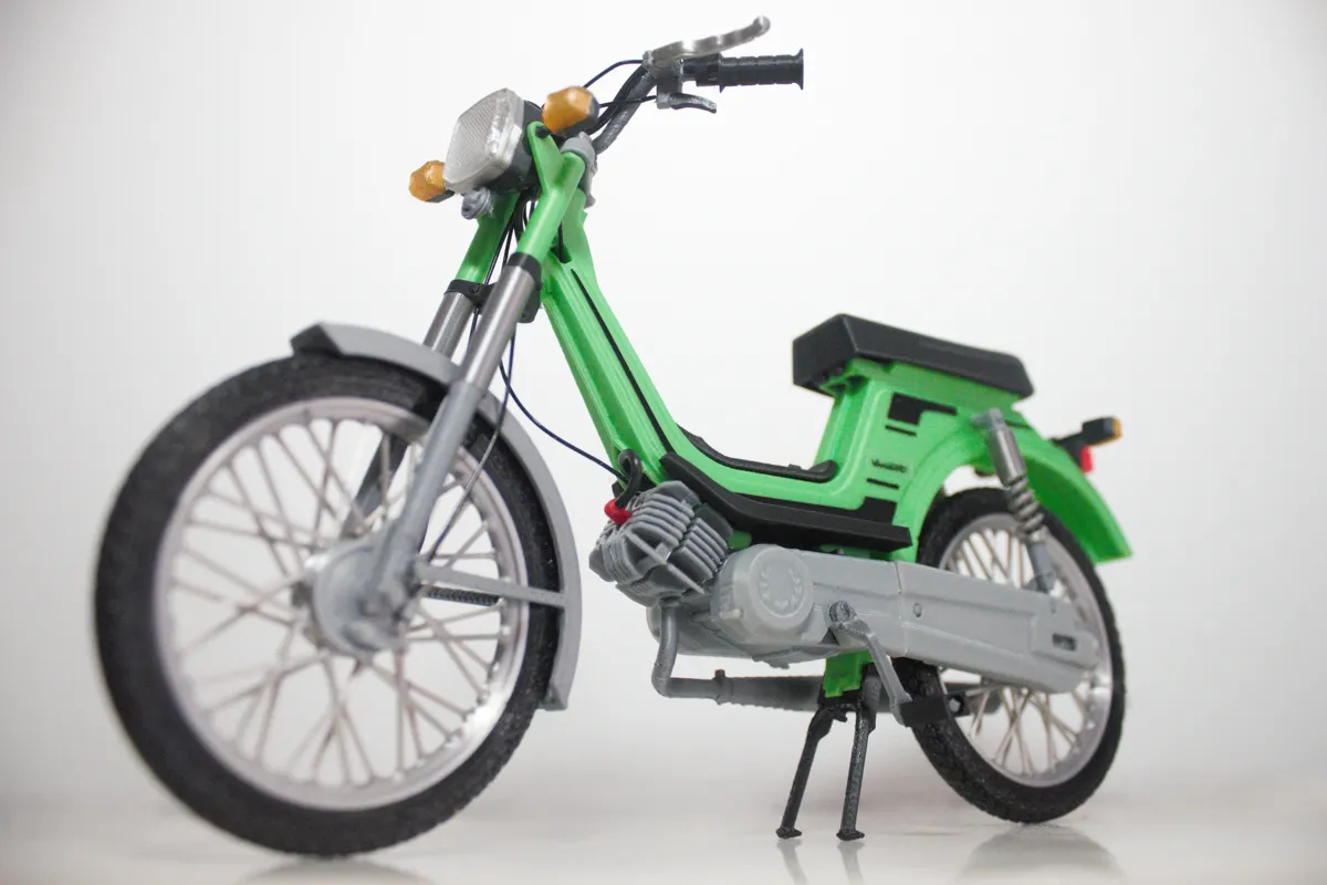 Maqueta Derbi Dariant 77 vista detalle contrapicado izquierda delantera