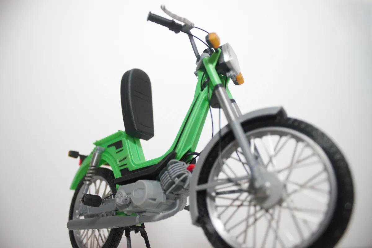 Maqueta Derbi Dariant 77 vista detalle contrapicado derecha delantera